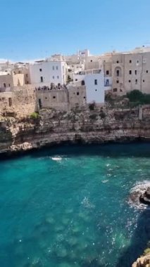 Eski mimarinin göz kamaştırıcı mavi sularla buluştuğu Polignano a Mare 'nin çarpıcı manzarasından haz almak. Bu İtalyan sahil taşının cazibesinin tadını çıkarmak için mükemmel bir gün..