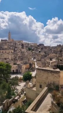 Matera, İtalya 'nın cazibesini keşfedin. Bu büyüleyici kasabada antik taş binalar dramatik bulutlara karşı yükselir, tarihi ve doğayı güzel bir şekilde harmanlar..