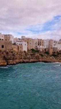 Polignano a Mare 'nin nefes kesici güzelliğine tanık olun. Akdeniz' e tepeden bakan dramatik uçurumlara tutunan antik binalar. Bu kıyı cennetinin dinginliği herkesi büyülüyor..