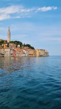 Güneş sakin sularda parlarken, çarpıcı bir Hırvat kasabası olan Rovinj 'in cazibesini keşfedin. Kıyı boyunca uzanan renkli binalar rahatlama ve keşif için mükemmel bir zemin oluşturuyor..