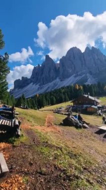 Sonbahar, manzarayı canlı renklerle boyarken Dolomitlerin güzelliğini hissedin. İtalya 'da Geisleralm Dolomites Val Di Funes' da yemyeşil alandaki yüksek tepeler