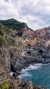 Dramatik uçurumların arasına yerleşen bu büyüleyici köy, kıyı şeridi boyunca canlı bir ev paleti sergiliyor. Ziyaretçiler Cinque Terre İtalya 'daki Manarola' nın nefes kesici manzarasının keyfini çıkarıyorlar.