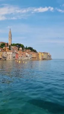 Hırvatistan 'ın pitoresk bir kıyı köyü olan Rovinj' in huzur dolu güzelliğini görün. Rengarenk binalarına, büyüleyici rıhtımlarına ve keşiflere davetiye çıkaran dingin sularına hayran kaldım..