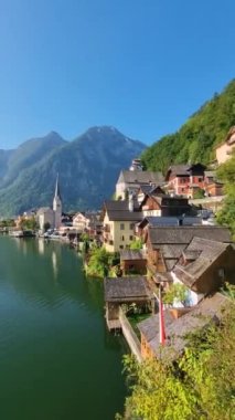 Işıldayan bir göl kenarına kurulmuş, fonda büyüleyici evler ve görkemli dağlarla mükemmel bir sükunet yaratan güzel Avusturya Hallstatt köyünün huzur veren güzelliğini deneyimleyin.