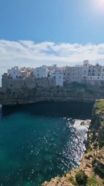 Bu büyüleyici manzarada Polignano a Mare 'nin büyüleyici kayalıklarını ve kristal berrak sularını keşfedin. Resimli mimarinin ve parlak gökyüzünün altındaki canlı mavi denizin tadını çıkar..