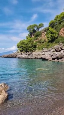 Saklı bir sahil koyunda sakin bir an yaşayın. Dalgaların kıyıya vurduğu. Yeşillik ve kayalık oluşumlar doğal güzelliklere mükemmel bir kaçış sağlar. Amalfi Sahili İtalya