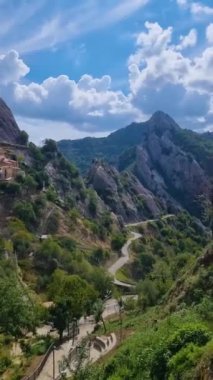 Güneşli bir öğleden sonra sakin bir ortamda yuva yapmış büyüleyici bir köyü keşfederken nefes kesici dağ manzaraları, yemyeşil yollar ve serpentin yollar arasında yolculuk. Castelmezzano İtalya