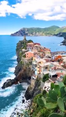 Gök mavisi denize bakan kayalıklara tünemiş renkli evlerin nefes kesici manzarasını deneyin. Cinque Terre 'de, İtalya Vernazza' da büyüleyici bir köy.