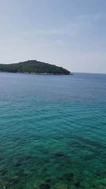 Berrak mavi sularla çevrili huzurlu bir adanın sakinliğini hissedin. Hırvatistan 'ın bu kıyı cennetinde hafif dalgalar, rahatlama ve keşiflere davetiye çıkarıyor.