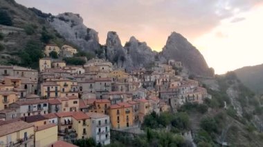 Yükselen uçurumlara dayanan antika köy, güneş batarken terakotta çatıları olan canlı evleri sergiliyor ve huzurlu manzaranın üzerine sıcak bir parıltı saçıyor. Castelmezzano İtalya