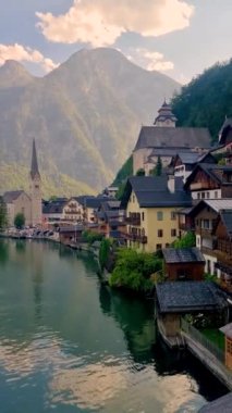 Avusturya 'nın Hallstatt kentinin büyüleyici güzelliğini keşfedin. Tarihi mimarinin dingin sularla buluştuğu yer..