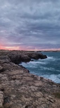 Güneş, Puglia İtalya 'nın engebeli kıyı şeridinde batarken doğanın güzelliğini hissedin.