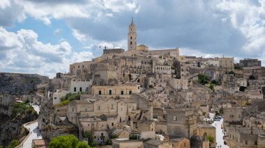 Güney İtalya 'da yuva yapmış olan Matera tarihi manzarası, hüzünlü bir gökyüzüne karşı ünlü mağara evlerini sergiliyor. Puglia İtalya