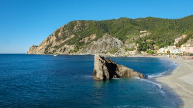 Cinque Terre 'nin nefes kesen manzaraları berrak mavi suların kıyıya nazikçe uzandığı sakin denizle buluşan engebeli kayalıkların büyüleyici etkileşimini gözler önüne seriyor..