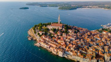 Adriyatik Denizi boyunca uzanan Rovinj Hırvatistan renkli binaları ve tarihi cazibesiyle ziyaretçileri cezbediyor. Güneş, bu güzel sahil kasabasına altın bir parıltı saçar. Keşifleri davet eder..