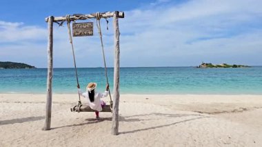 Bir kadın, sahilde dalgalar kıyıya vururken huzurlu bir anın tadını çıkarır. Tayland 'daki Samae San Adası' nın güzelliği. Çeviri: Samae San Adası 