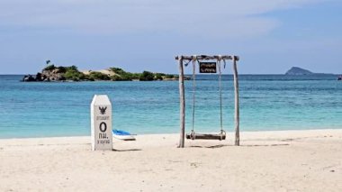Samae San Adası, Tayland 'da güneşin altında, berrak suların yumuşak kumlu kıyılarla buluştuğu bir günün tadını çıkar. Sallan ve etrafındaki sakin güzelliğin tadını çıkar. Çeviri: Samae San Adası 