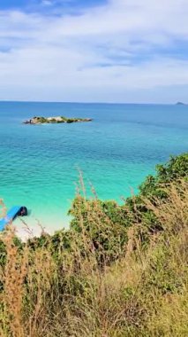 Tayland 'daki Samae San Adası' nın büyüleyici manzaralarını keşfedin. Turkuaz suların yemyeşil sularla buluştuğu yer. Baş döndürücü doğal güzelliğin ortasında sükuneti tecrübe et..