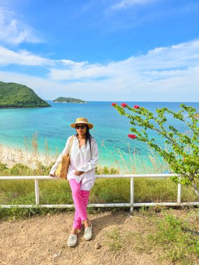 Samae San Adası 'nın sakin atmosferinin tadını çıkaran bir kadın. Tayland' da çarpıcı turkuaz sular ve yemyeşil sularla çevrili.
