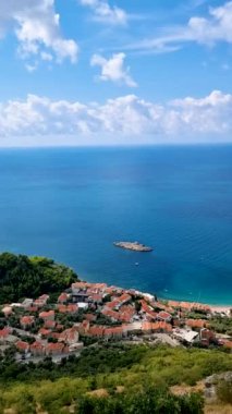 Işıl ışıl Akdeniz boyunca uzanan sakin kıyı şeridi, kırmızı kiremit çatılı pitoresk bir köyle karşılaşıyor. Doğa güzelliğine mükemmel bir kaçış yaratıyor. Karadağ 'da Sveti Stefan