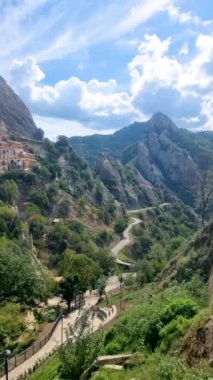 Yuvarlanan dağların çarpıcı manzarası ve dolambaçlı bir yol büyüleyici bir köye götürür. Castelmezzano İtalya