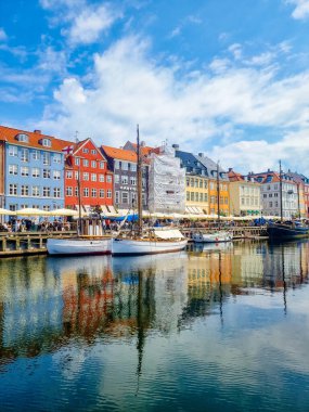 Kopenhag 'da 12 Temmuz 2024' te, Vibrant evleri liman hizasında, renkleri sakin suda yankılanırken, tekneler mavi gökyüzünün altında hafifçe sallanırken, Kopenhag 'da güzel bir manzara yaratıyor..