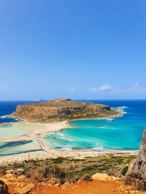 Girit turkuvaz suları ve kumlu plajlar ziyaretçileri büyülüyor. Parlak güneş sakin bir manzarayı aydınlatıyor. Rahatlama ve keşif için mükemmel. Girit Yunanistan Balo Gölü