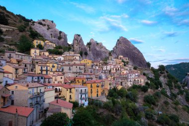 Görkemli dağların arasına tünemiş olan Castelmezzano İtalya, güneş batarken büyüleyici bir manzara yaratarak büyüleyici renkli evlerini gözler önüne seriyor. Köy tarihi cazibe ve doğal güzellik yayar..