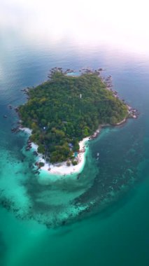 Yeşilliğin kristal berrak sularla buluştuğu Koh Munnork Adası 'nın huzurlu manzaralarını keşfedin. Bu tropikal cennette sakin plajları ve canlı deniz yaşamını tecrübe edin..
