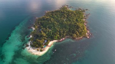 Bereketli yeşilliğin berrak sularla buluştuğu Koh Munnork Adası 'nın sakin manzaralarını ve el değmemiş plajlarını keşfedin. Rayong 'daki bu gizli mücevher rahatlama ve macera için mükemmel..