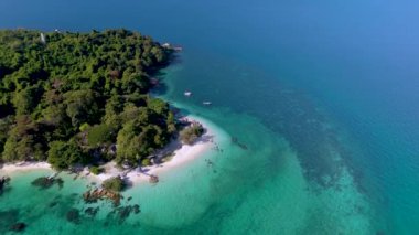 Rayong 'da saklı bir cennet olan Koh Munnork Adası' nın el değmemiş kıyılarını ve berrak sularını keşfedin. Huzurlu ortamların ve hayat dolu deniz yaşamının tadını çıkarın. Rahatlamak için mükemmel..