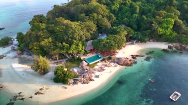 Koh Munnork Adası 'nın sakin kıyılarını ve bereketli çevresini keşfedin. Yüzmeye, güneşlenmeye ve Tayland 'daki bu cennet kaçamağında el değmemiş doğayı keşfetmeye başla..