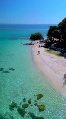 Kristal berrak suların el değmemiş beyaz kumla buluştuğu Koh Munnork Adası 'nın sakin kıyılarını keşfedin. Birkaç erkek ve kadın, doğa ve ada yaşamının güzelliğini kalabalıktan uzakta yaşıyorlar..