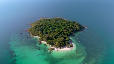 Tayland 'daki Koh Munnork Adası' nın el değmemiş sahil şeridini ve yemyeşil yeşilliğini deneyin. Bu huzurlu cennet huzur, berrak sular ve dinginlik için mükemmel canlı deniz yaşamı sunuyor..