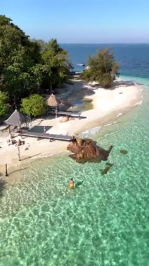 Kristal berrak sular Koh Munnork Adası 'nın yumuşak kumlu kıyılarını kucaklıyor. Güneşin altında rahatlayın, doğayı keşfedin ve bu tropikal cennette huzurlu anların tadını çıkarın.