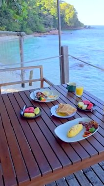 Rayong 'daki Koh Munnork Adası' nın çarpıcı sularına bakan lezzetli tropikal yemeklerle dolu güzel bir setin tadını çıkarın. Rahatlatıcı bir yemek için mükemmel bir yer..