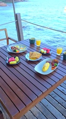 Canlı bir kahvaltıda taze meyveler, lezzetli yemekler ve ferahlatıcı içecekler sunulur. Koh Munnork Adası 'nın göz kamaştırıcı arka planına göre, tropikal bir güne mükemmel bir başlangıç..