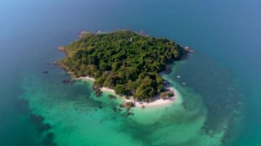 Tayland 'ın Rayong eyaletindeki Koh Munnork Adası' nın çarpıcı manzaralarını keşfedin. El değmemiş plajlar, kristal berrak sular ve yemyeşil alanlar keşfedilmeyi bekleyen tropikal bir cennet yaratır..