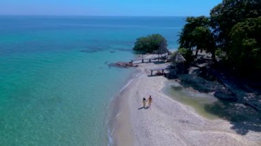 Turkuaz suların yemyeşil yemyeşil ile buluştuğu Koh Munnork Adası 'nın el değmemiş kumlu sahillerinde rahatlayın. Sıcak güneşin altında gerçek huzuru hissederek sahilde huzurlu bir gezintinin tadını çıkar..