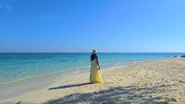 Koh Munnork Adası 'nın güzelliğini kucaklayın. Bir kadın kumlu sahillerinde gezinirken. Sakin dalgalar ve berrak gökyüzü rahatlama ve macera için mükemmel bir kaçış yaratır..
