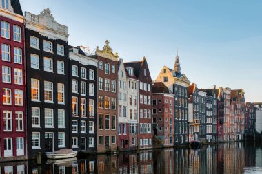 Amsterdam 'ın sakin kanalları sonbaharın ılık renkleri altında parıldıyor, su kanallarını kaplayan zarif gabaytlı evler şehrin zengin mirasının özünü yansıtıyor..