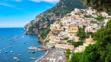 Positano İtalya 'daki uçurumun kenarlarına yapışmış canlı evler, Amalfi Sahili' nin sakin sularına bakıyor. İtalya 'da Positano Amalfi Sahili
