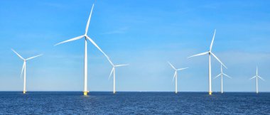 Yel değirmeni türbinleri drone hava görüntüsü, okyanustaki yel değirmeni parkı, enerji geçişi, sıfır emisyon, karbon nötr, Dünya günü konsepti.