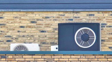 Hava Kaynağı ısı pompası ünitesi modern bir eve yerleştirildi. Bir Airco ünitesinin yanında, sıcak hava tercümesi ısı pompası, doğal gazdan bir elektrik kaynağına enerji geçişi.