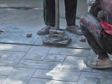 Pattaya, Tayland, yetenekli sanatçılar çarpıcı bir beton yüzey üzerinde çalışmakla meşguller. Karmaşık desenler ve dokular uzman ellerinin altında canlanıyor..