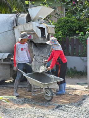 Pattaya, Tayland 29 Kasım 2024, iki yetenekli işçi dekoratif pul yapımında işbirliği yapıyor beton, sergilenen karmaşık tasarımlar. 