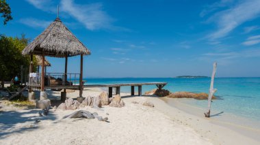 Yumuşak kumlar, durgun denizi gören sakin bir barakanın olduğu Koh Munnork Adası 'nda kristal berraklığında sularla buluşur. Bu pitoresk nokta Tayland 'daki canlı gökyüzü altında rahatlama ve keşfe davet ediyor..