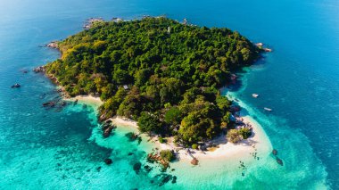 Tayland Körfezi 'nde yuva yapmış olan Koh Munnork Adası yemyeşil ve beyaz kumlu plajlarıyla el değmemiş bir kaçış sunuyor..