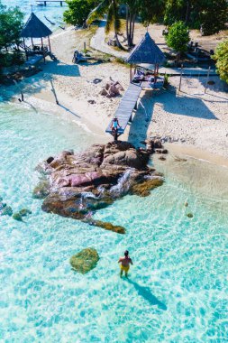 Cennetin bu çarpıcı kesiminde, sakin sahillerin canlı doğayla buluştuğu Koh Munnork Adası 'nın kristal berrak suları sergileniyor. Ziyaretçiler dinlenmeyi ve dingin çevreyi keşfetmeyi severler..