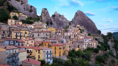 Çarpıcı bir vadiye yerleşen Castelmezzano renkli evlerini yüksek uçurumlara karşı sergiliyor. Bu büyüleyici köy, doğal güzelliğini keşfetmeye ve takdir etmeye davet ediyor..